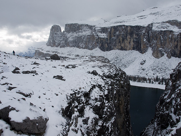 Wietse and a cliff gap that falls to Rockbound Lake. Lots of cool scenery here.